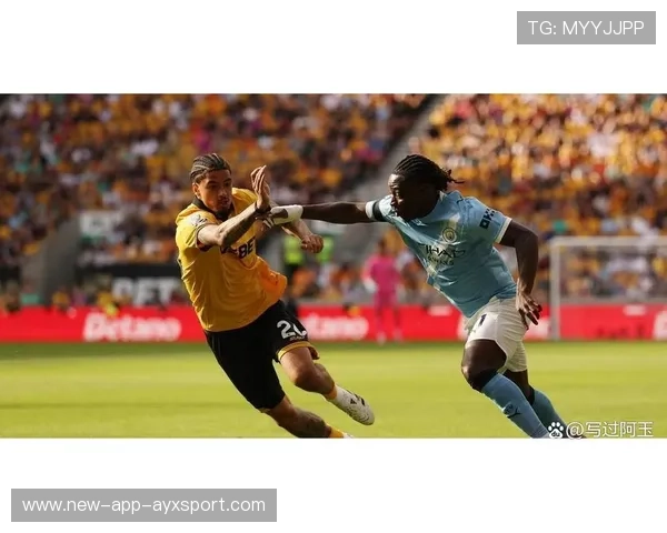 曼城两翼插上配合拉扯对方防线